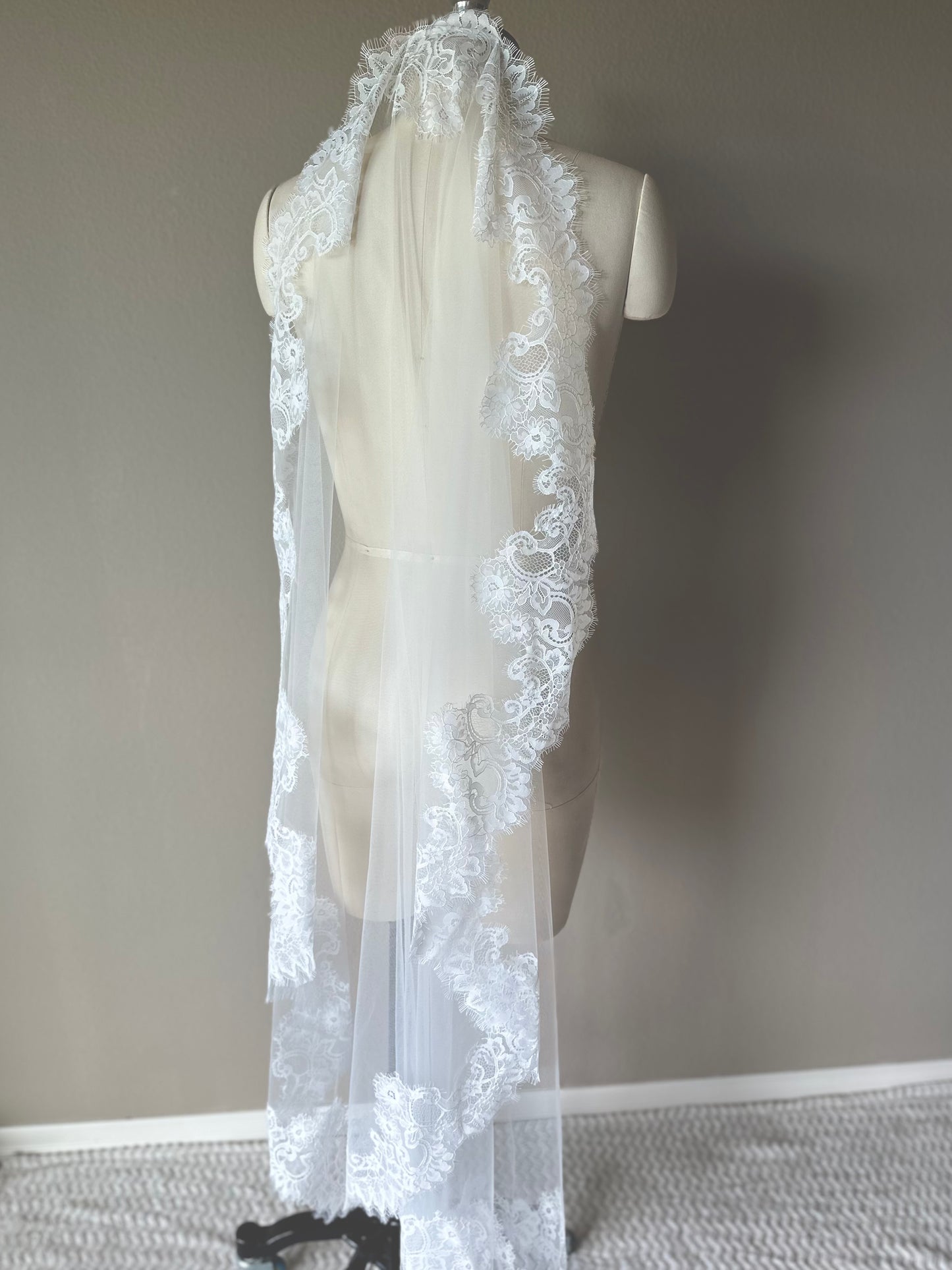 Chantilly Lace Mantilla Veil